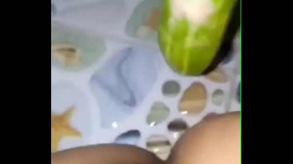 Gái teen thủ dâm bằng dưa leo